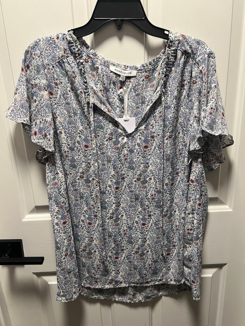 Rose & Olive Light Blue Floral Tie-Neck Flutter Sleeve Blouse NWT